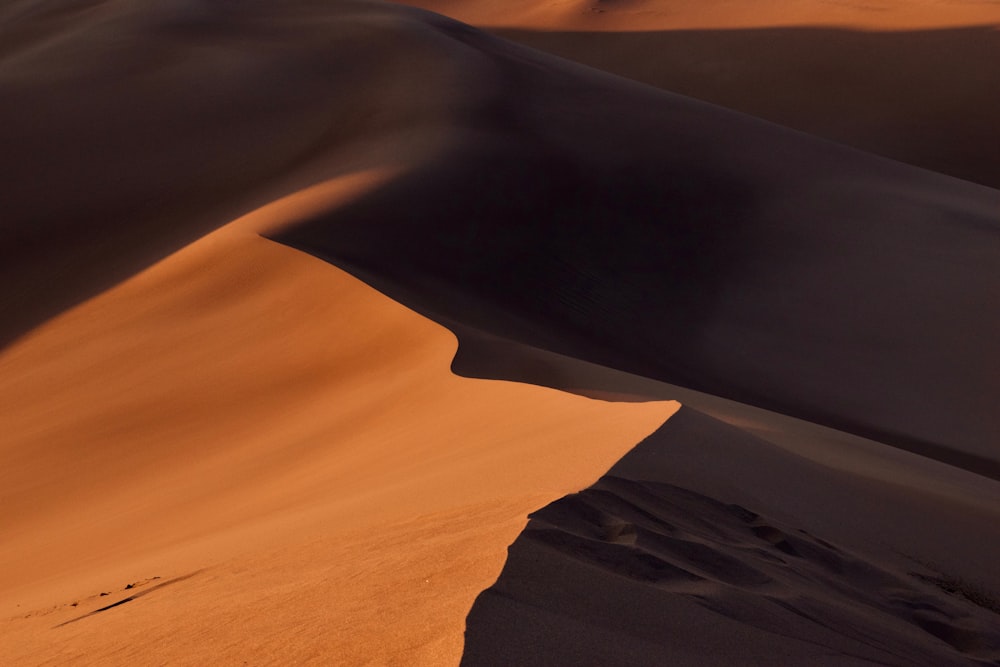 uma grande duna de areia no meio de um deserto