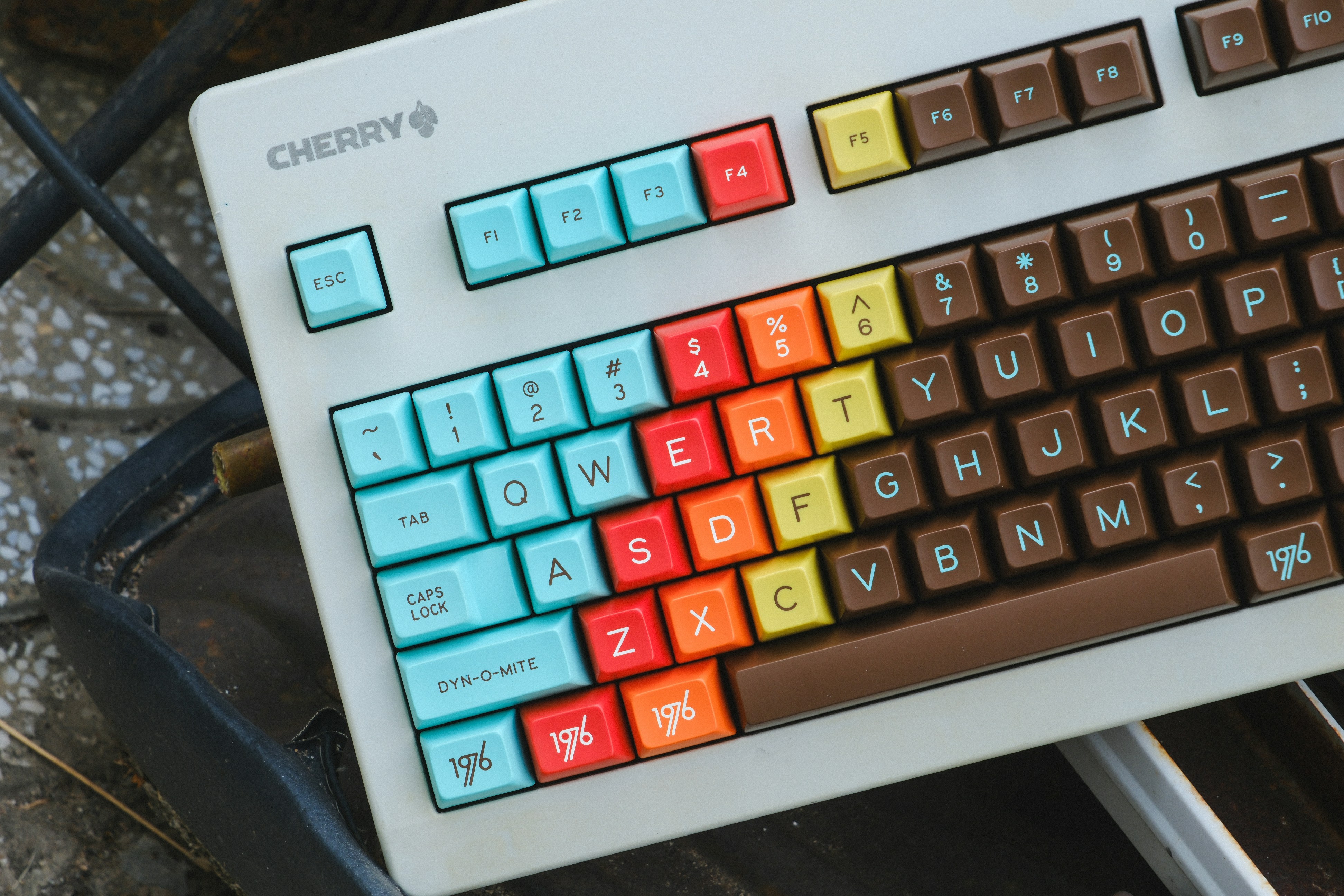 gray computer monitor