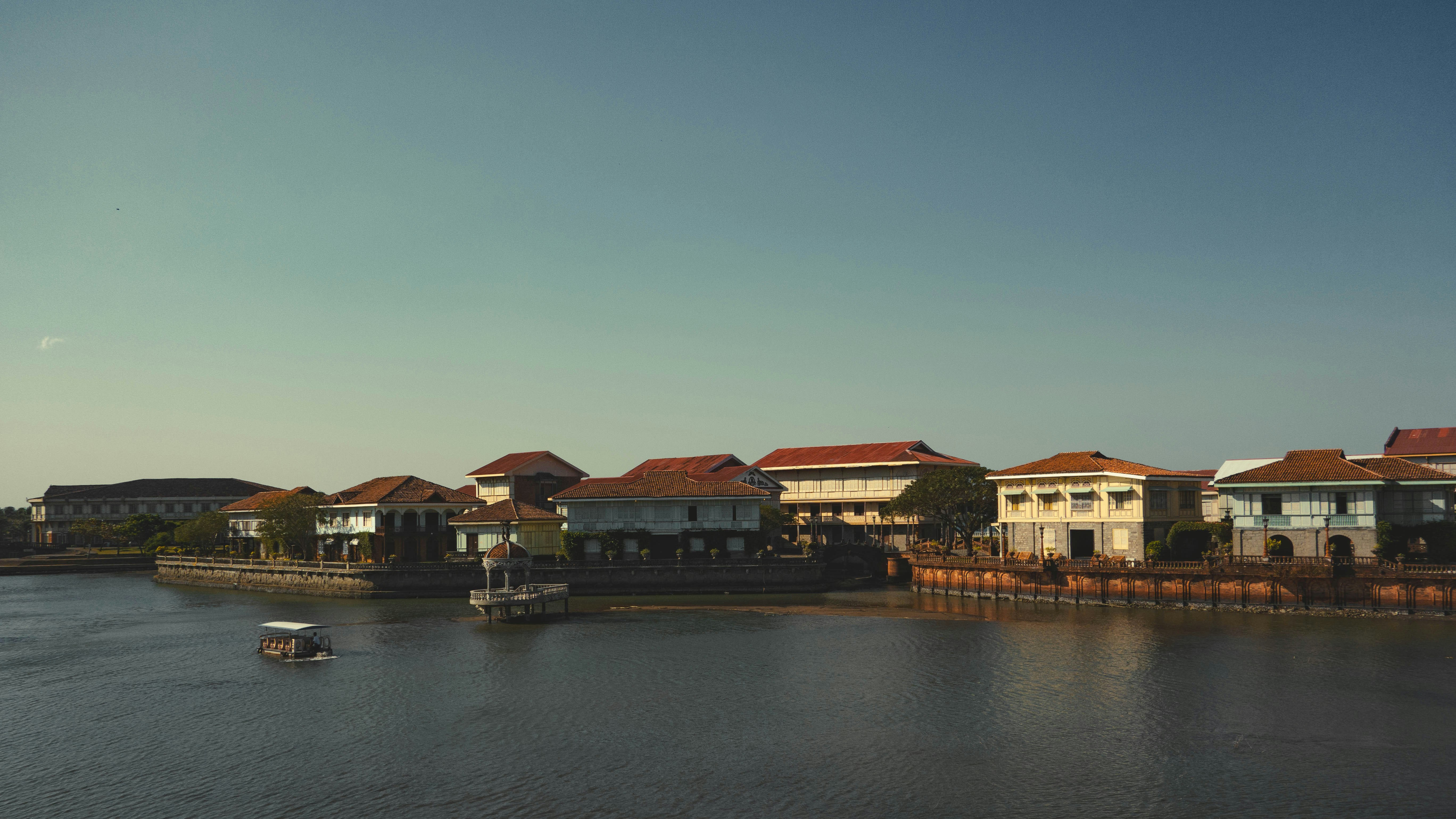 a row of houses on the side of a river