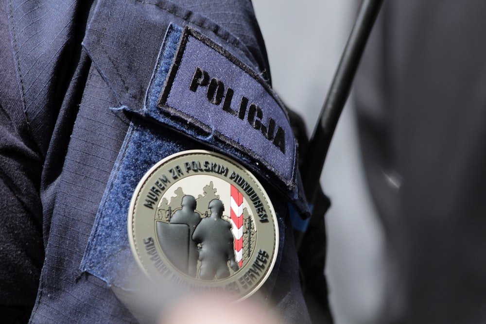 Un oficial de policía con una placa en su uniforme