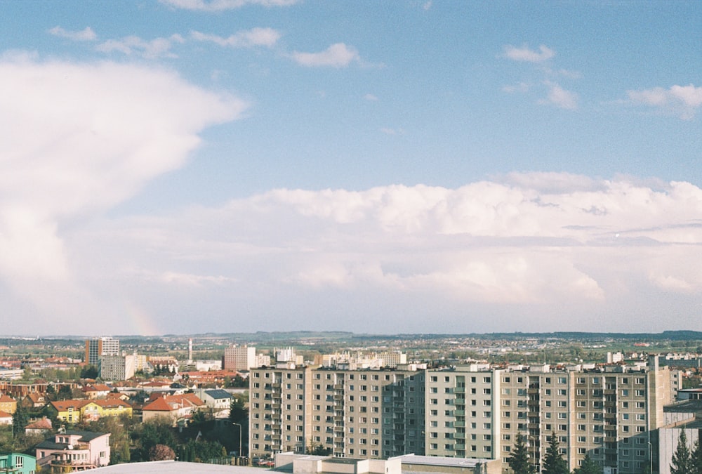 Una vista de una ciudad con un arco iris en el cielo