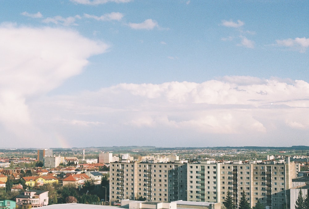uma vista de uma cidade com um arco-íris no céu