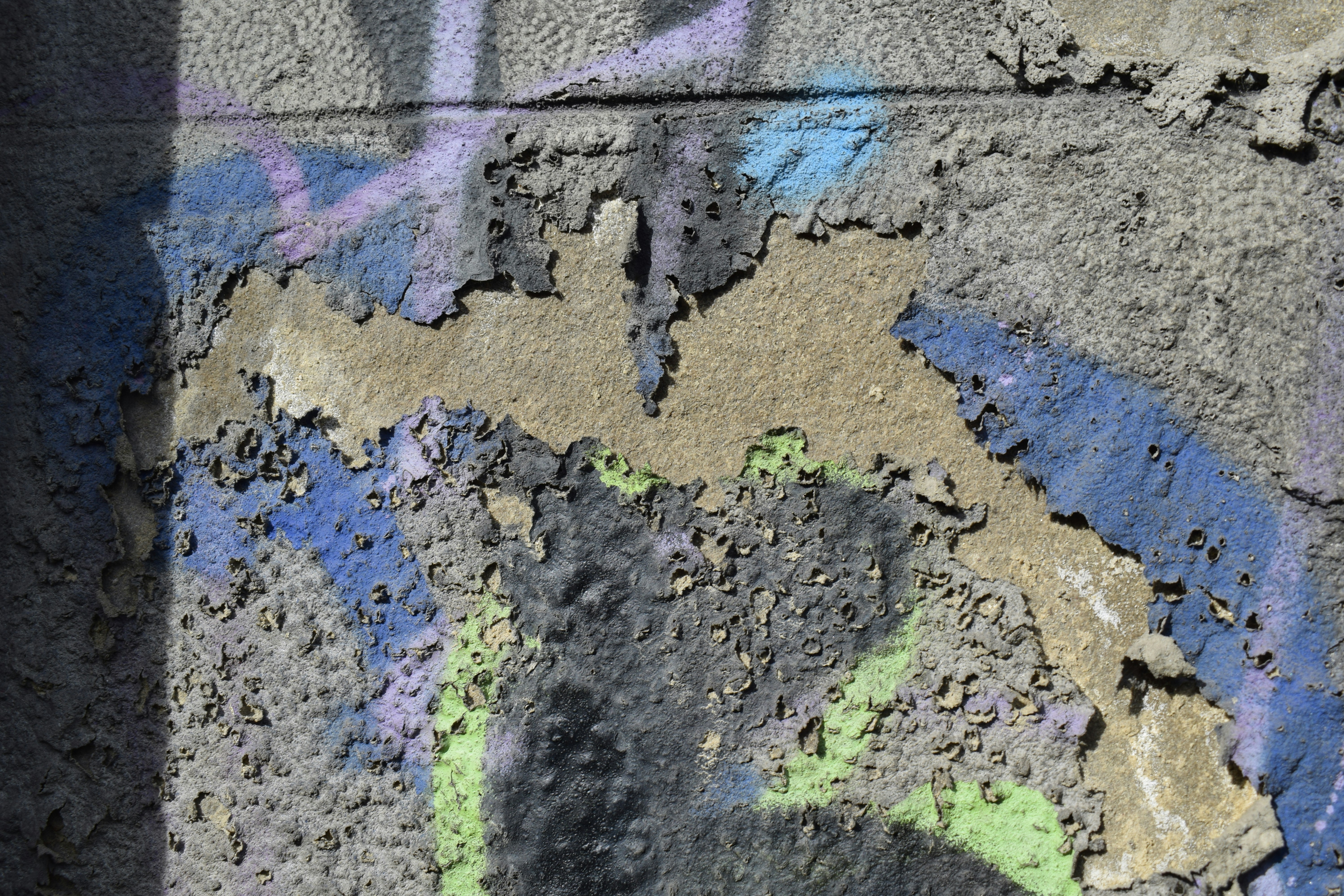 eine Nahaufnahme einer Wand mit Graffiti darauf