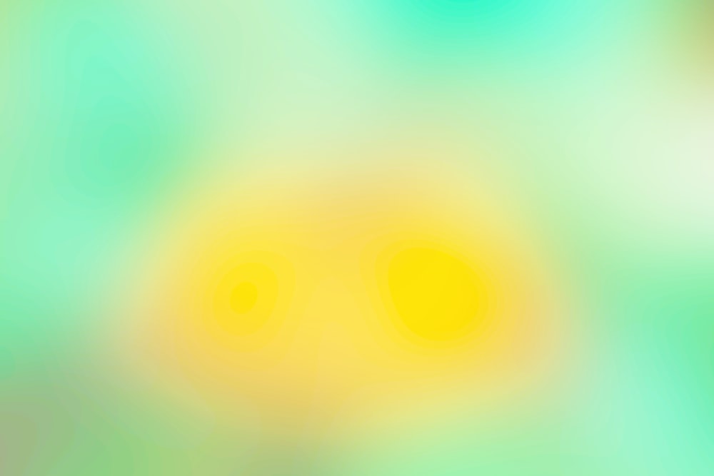 una imagen borrosa de círculos amarillos y verdes