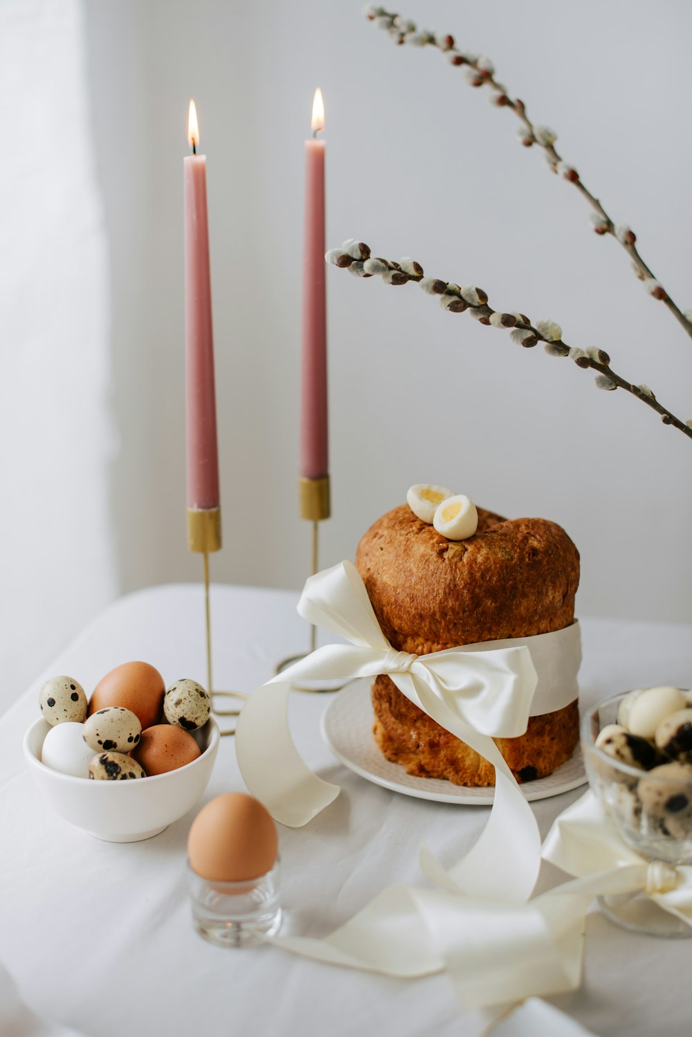 una mesa blanca cubierta con un pastel y huevos