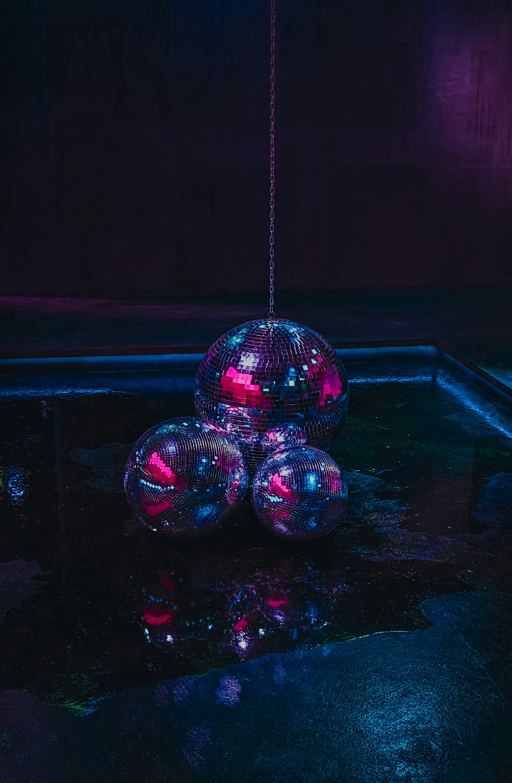 um monte de bolas sentadas em cima de um chão molhado