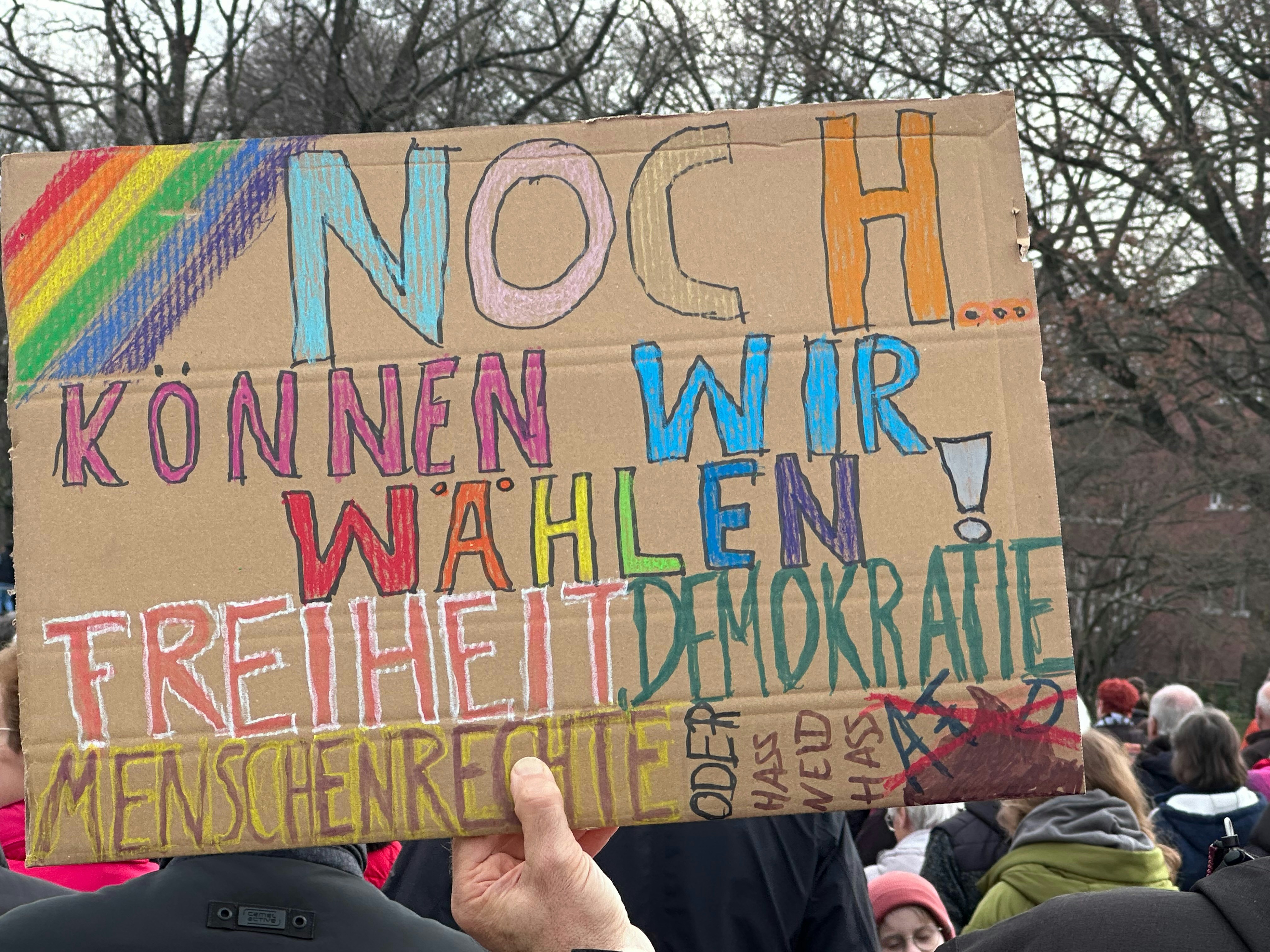 a group of people holding a sign that says noch kohnen wir