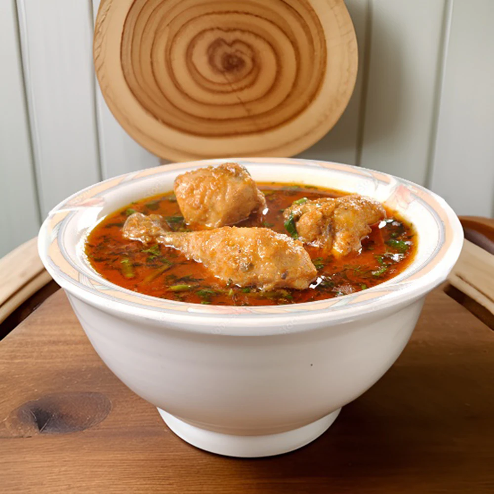 Tazón de caldo de pollo con verduras, plato del menú del día
