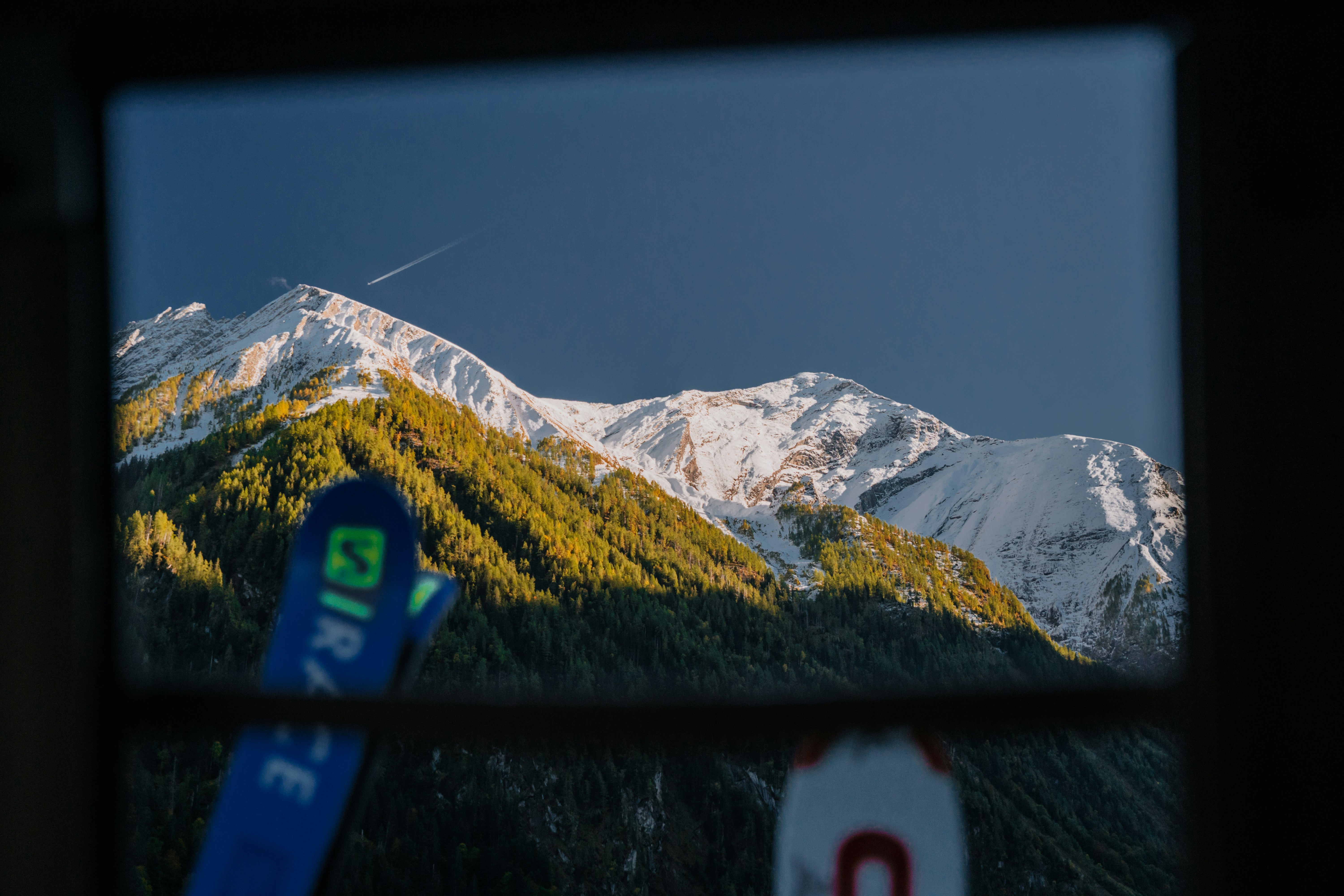 Blick aus dem Fenster auf einen verschneiten Berg