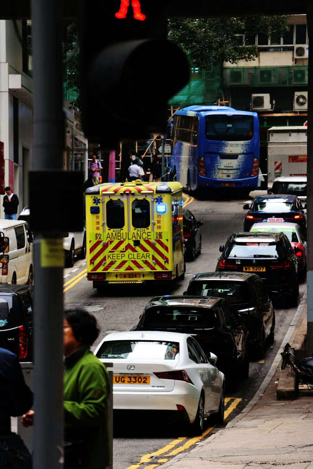 a street filled with lots of traffic next to tall buildings