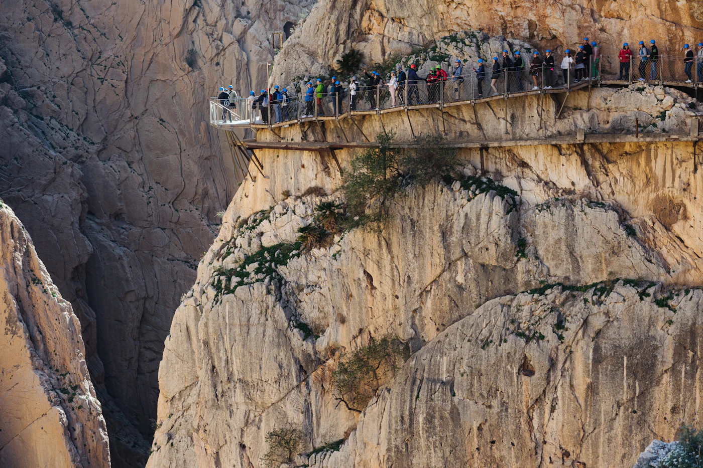 Wandelaars op de hangbrug van de Caminito del Rey boven de kloof