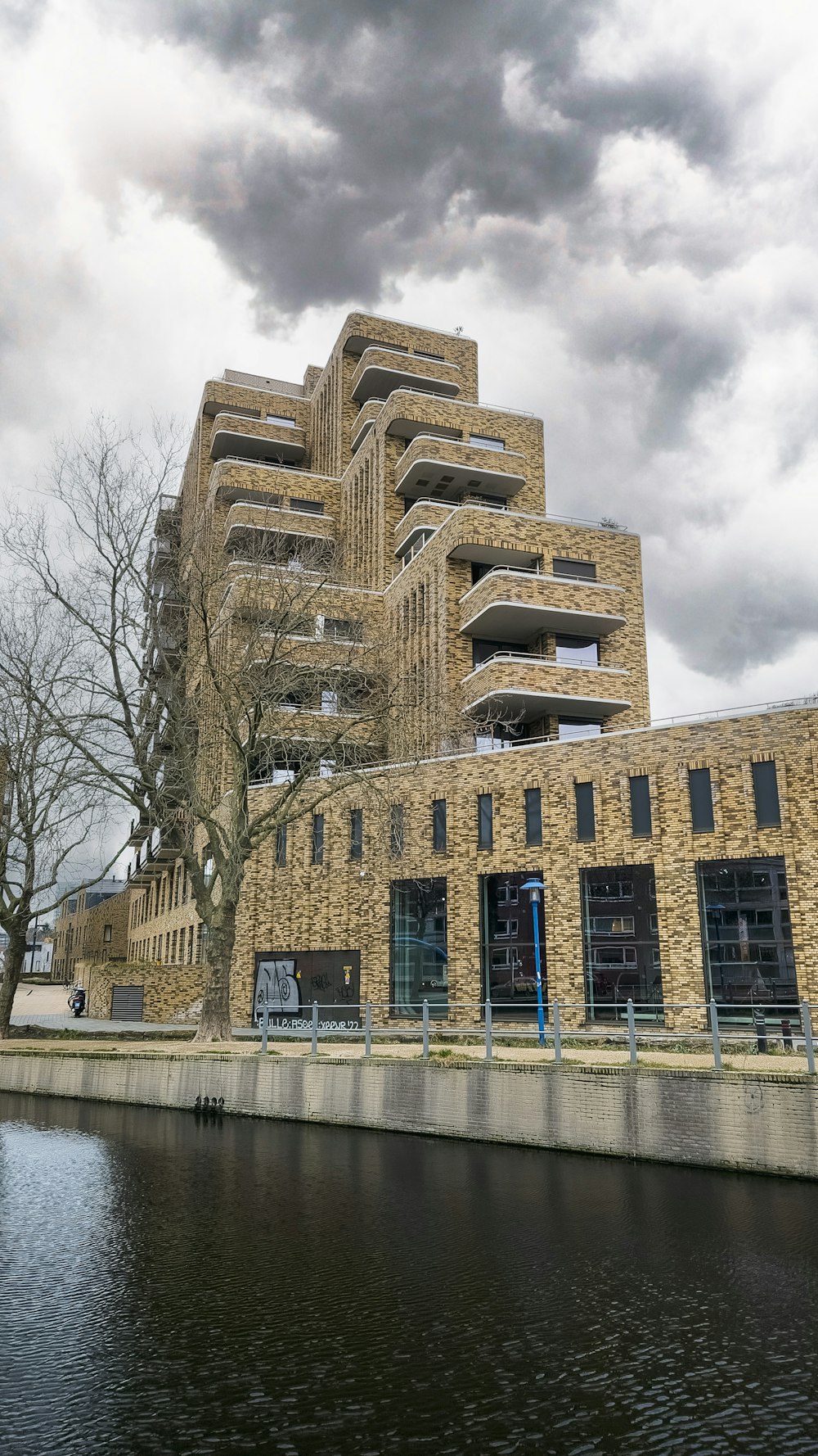 un très grand bâtiment à côté d’un plan d’eau