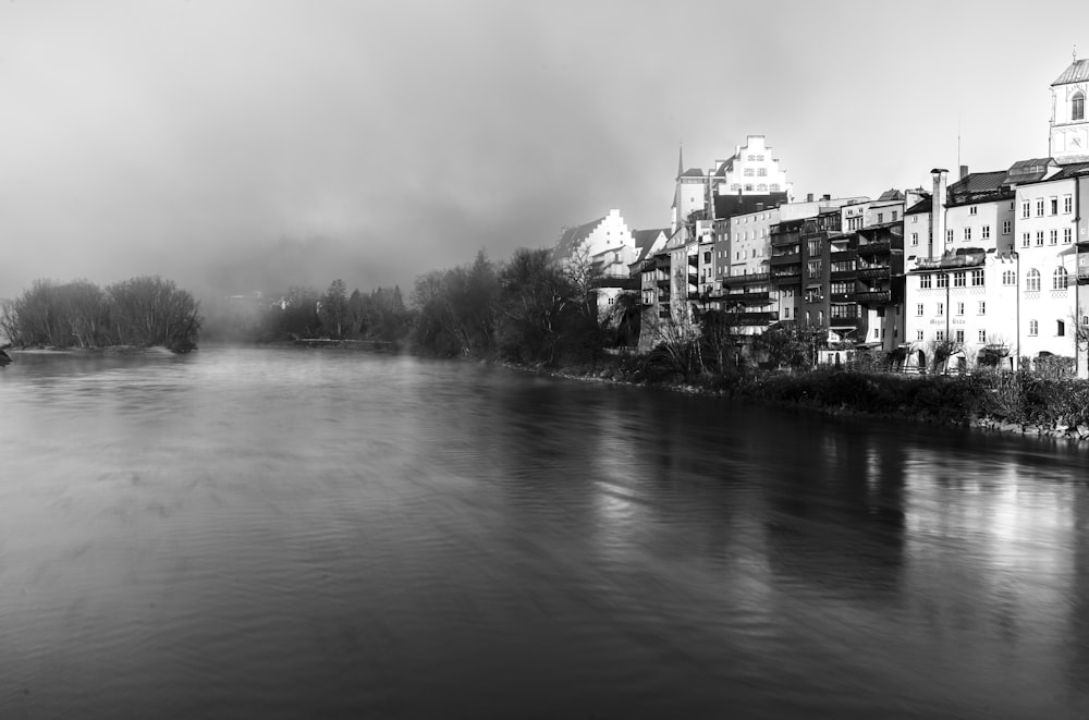 Una foto en blanco y negro de un río en una ciudad