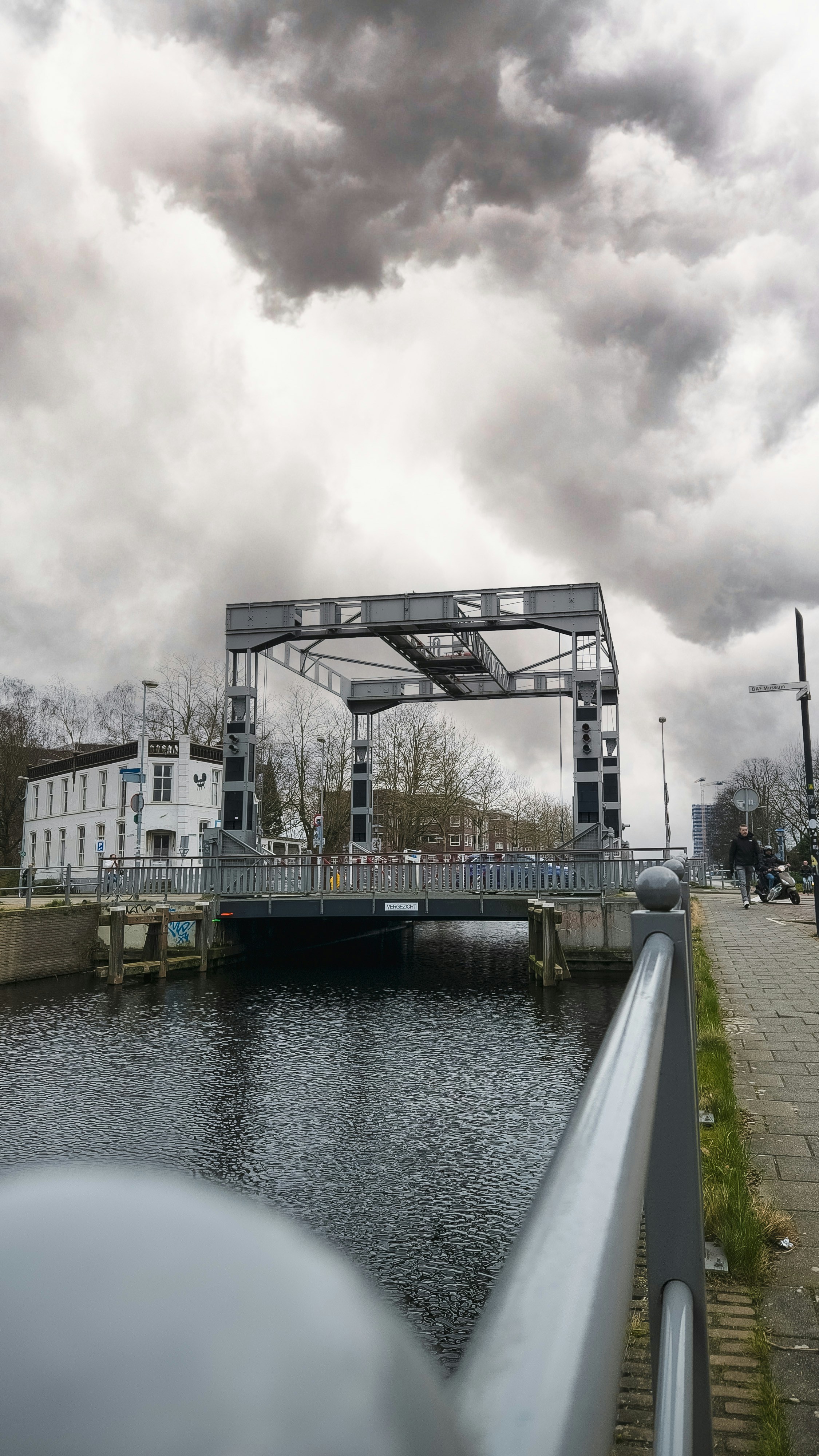 un ponte su uno specchio d'acqua sotto un cielo nuvoloso
