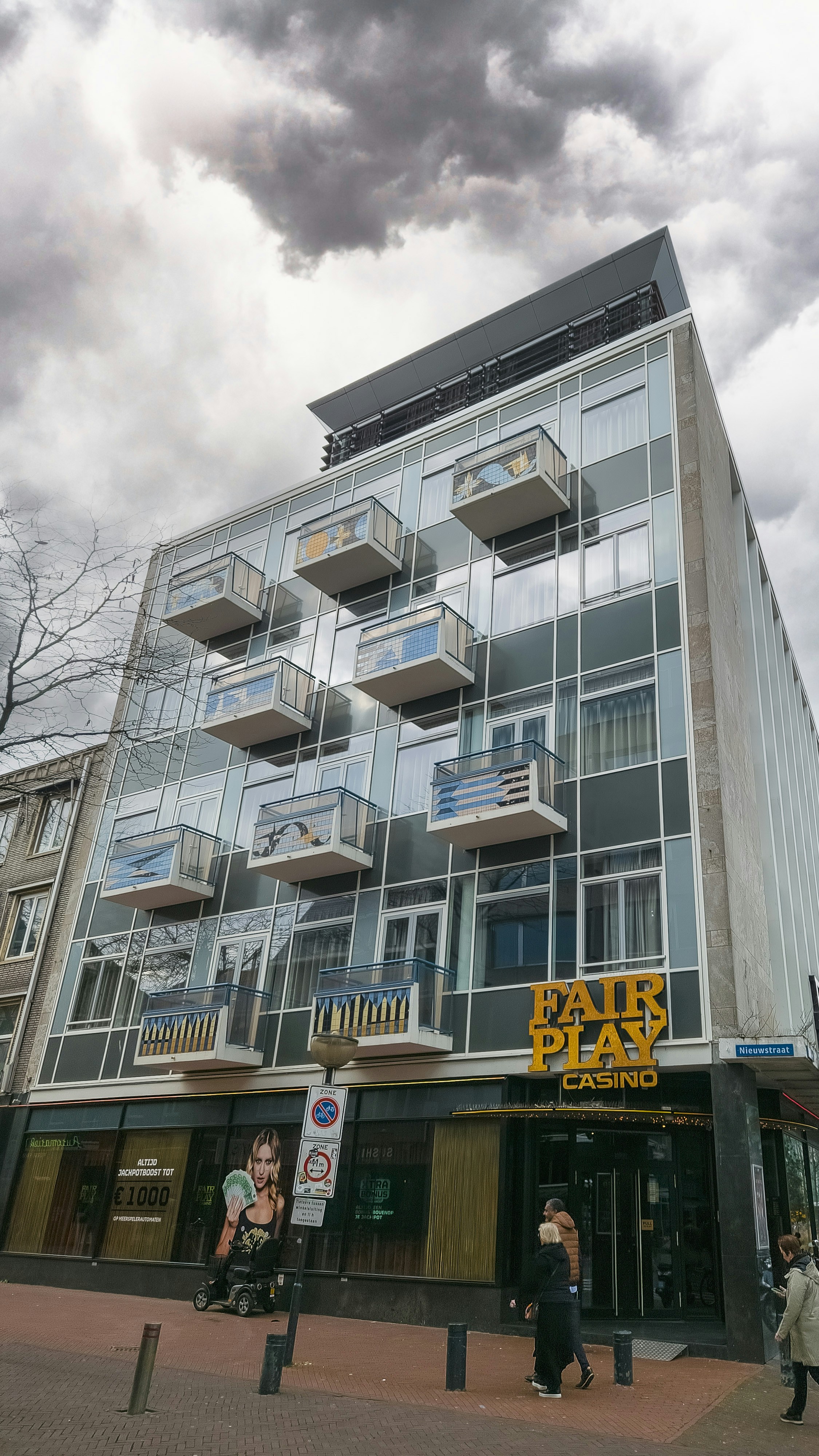 un edificio alto con balconi in cima