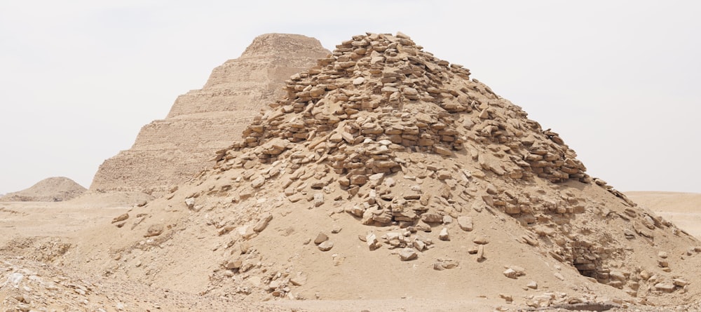uma grande pilha de rochas no meio de um deserto