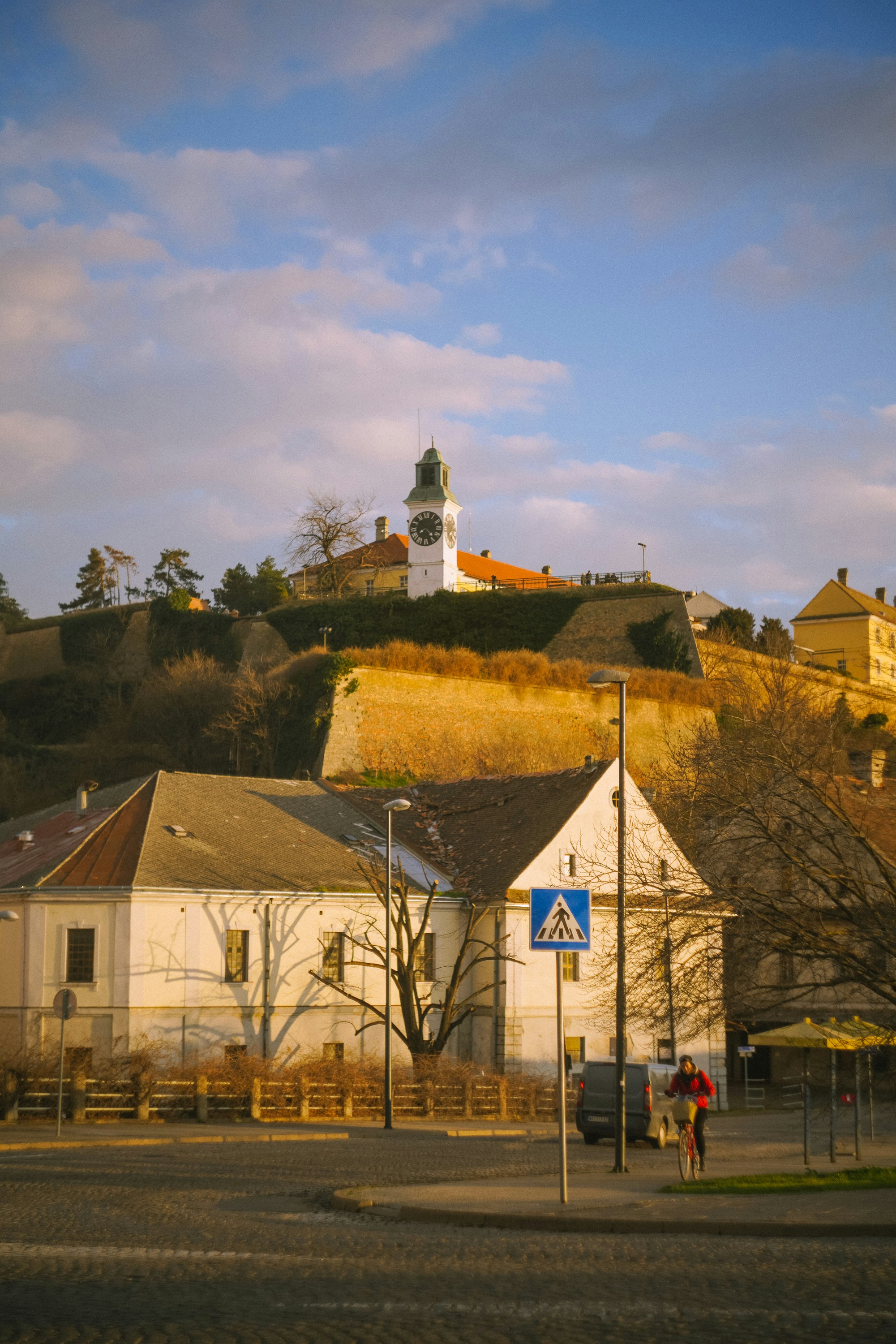 un edificio bianco con una torre dell'orologio in cima a una collina
