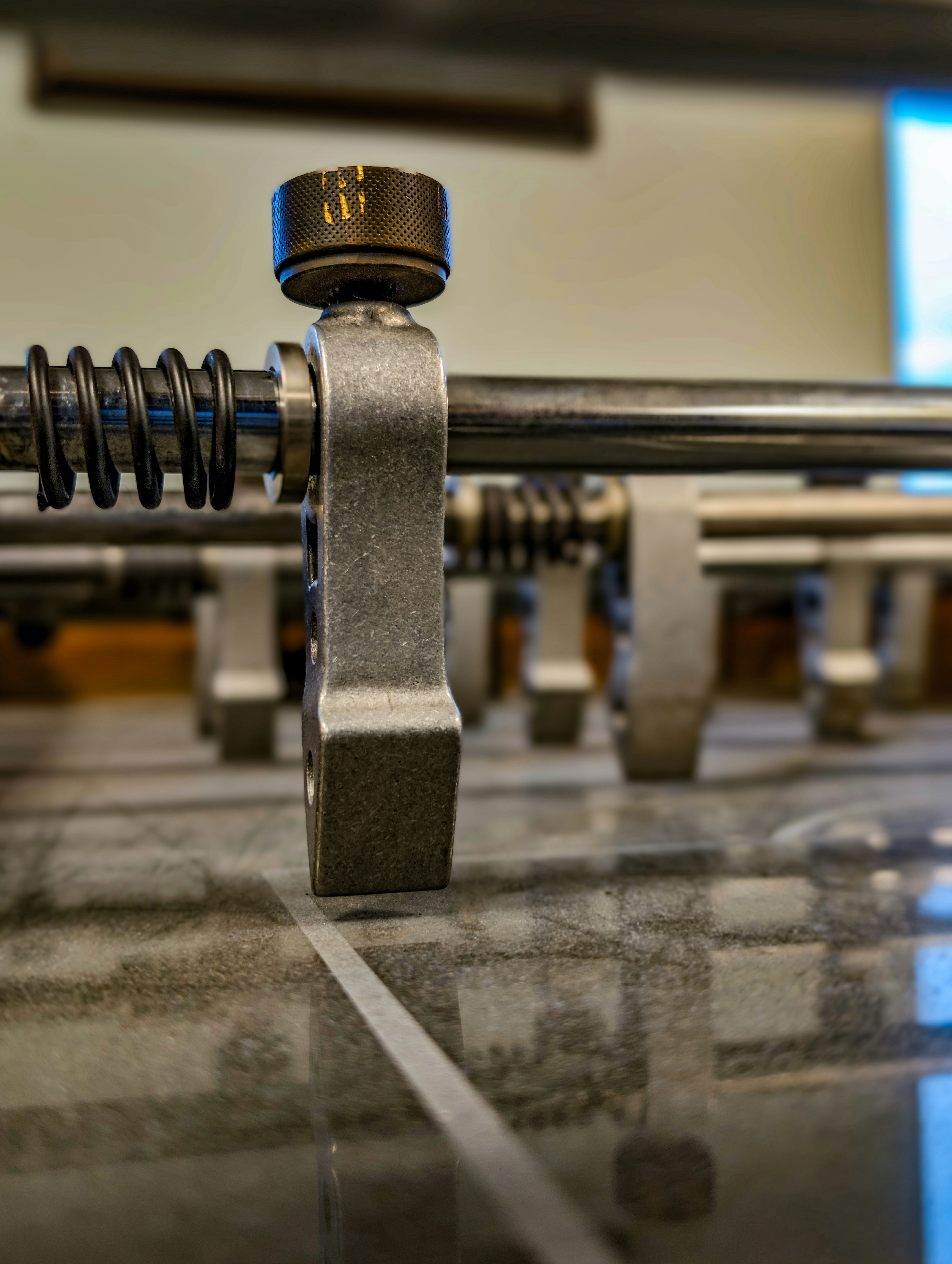 un gros plan d’un objet métallique sur une table