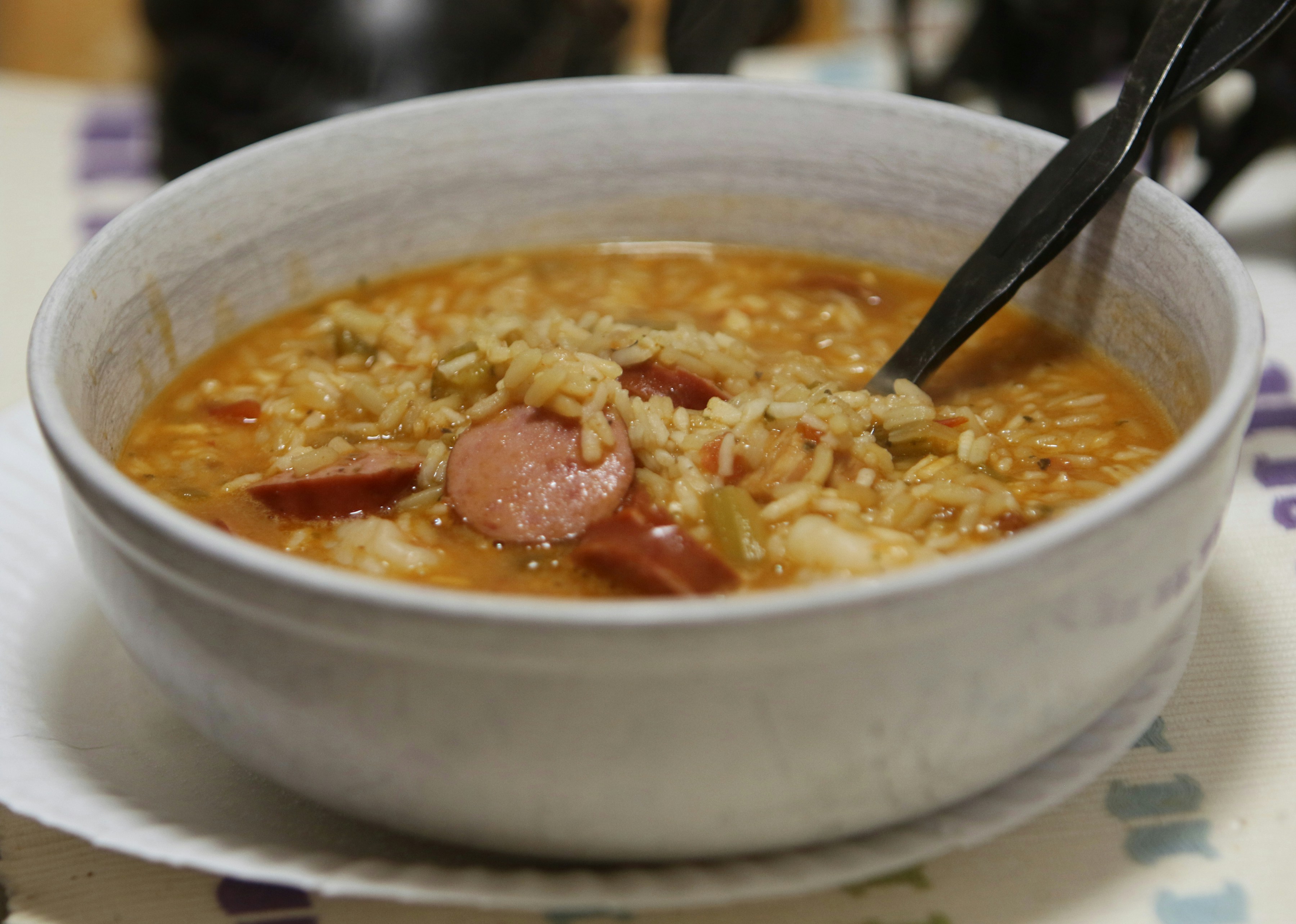 una ciotola di zuppa con un cucchiaio