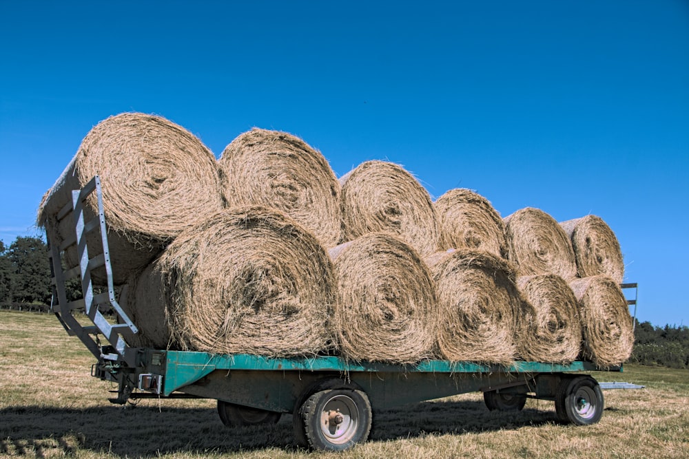 a trailer with a bunch of hay on the back of it