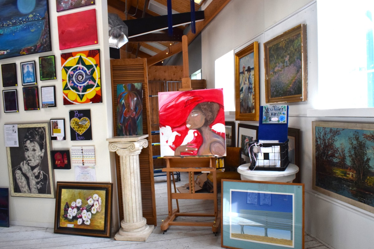 Online art sales image background image