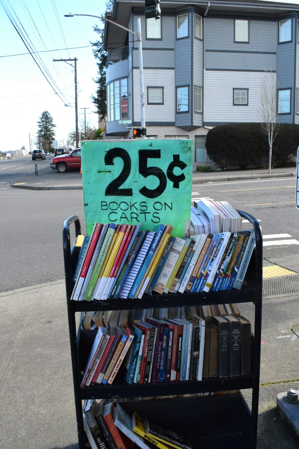 a book stand with a sign that says 25 cents