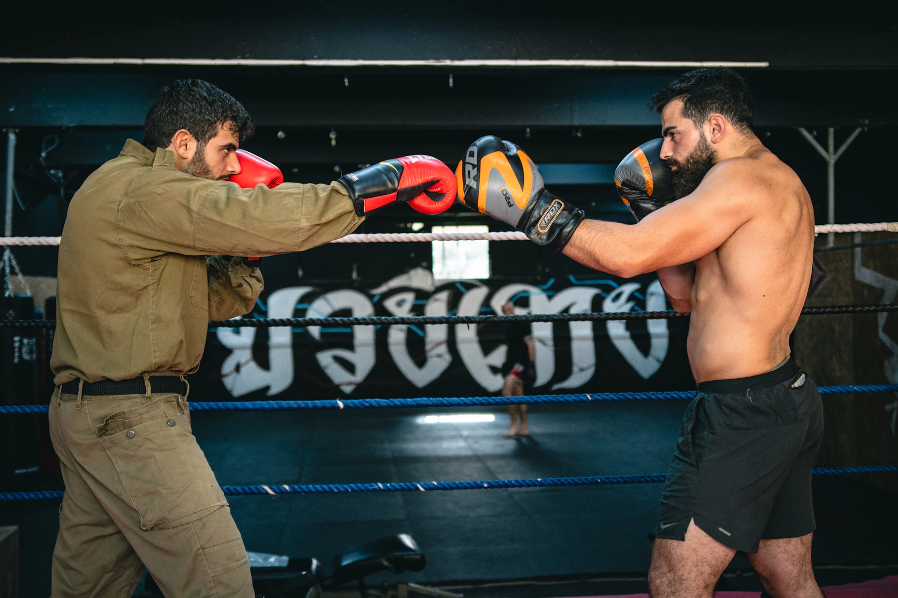 Boxeador entrenando en el ring