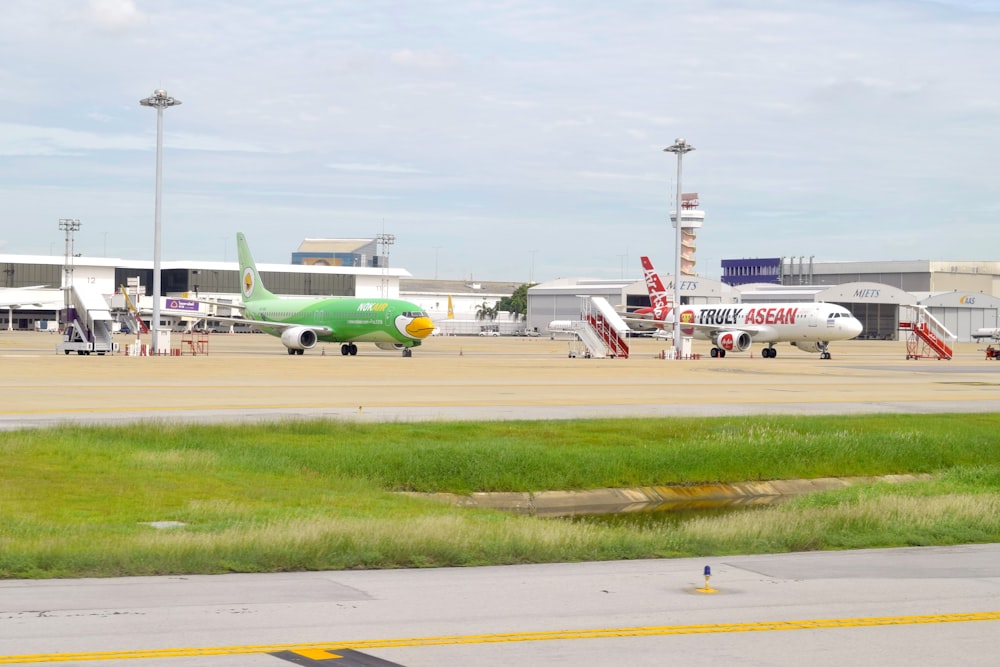 um aeroporto com vários aviões estacionados na pista
