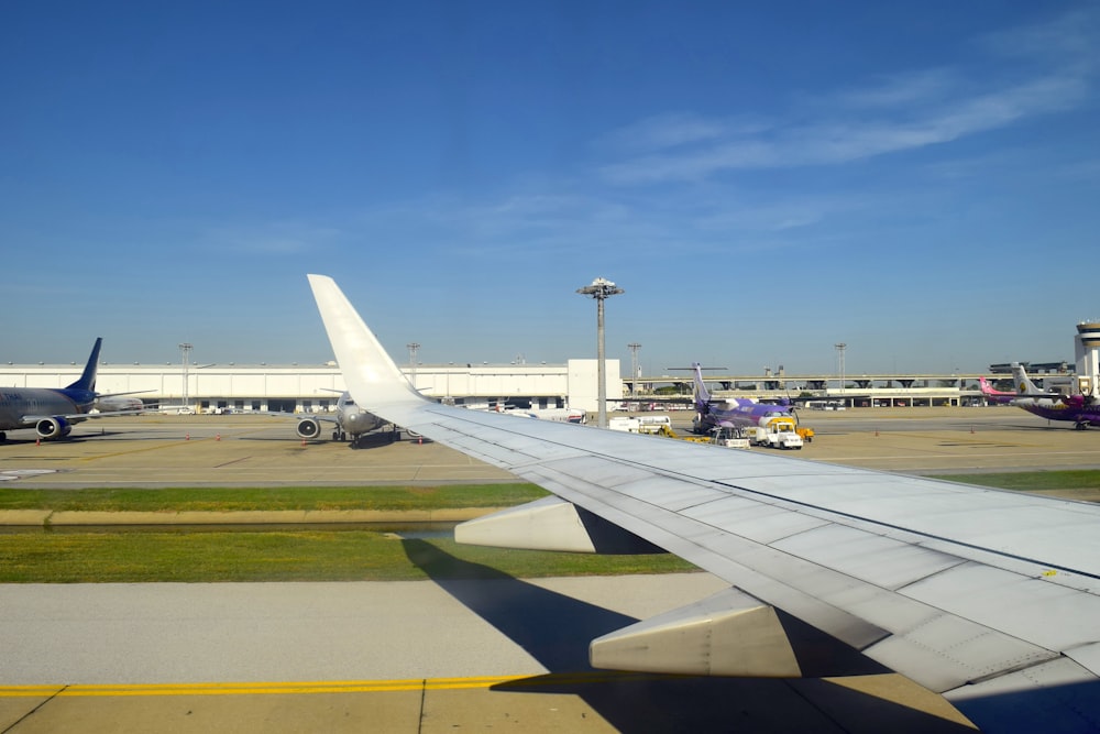 uma vista de um aeroporto da janela de um avião