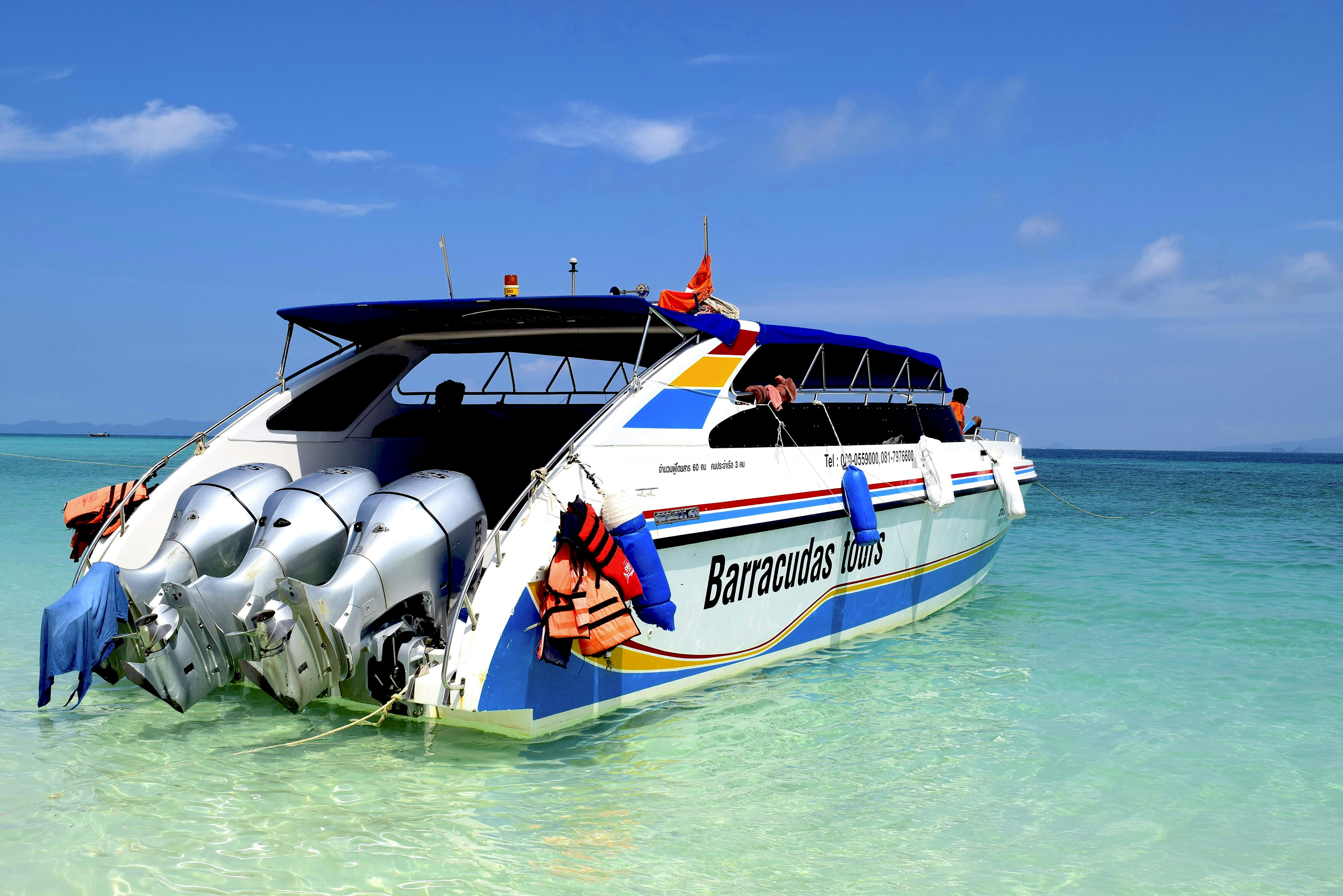 a boat that is sitting in the water, 