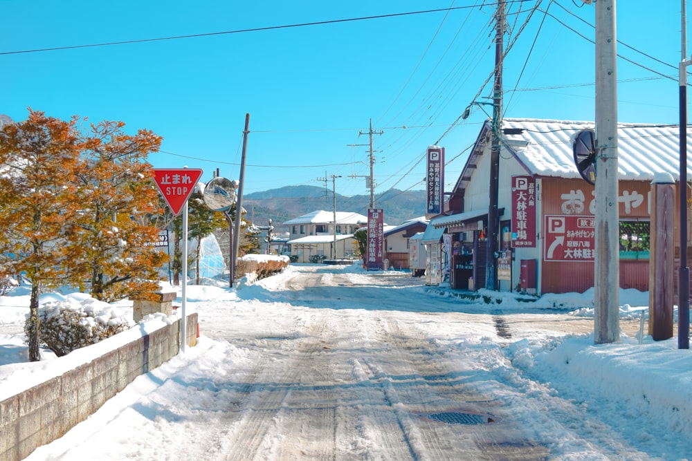 Una calle cubierta de nieve en un pequeño pueblo