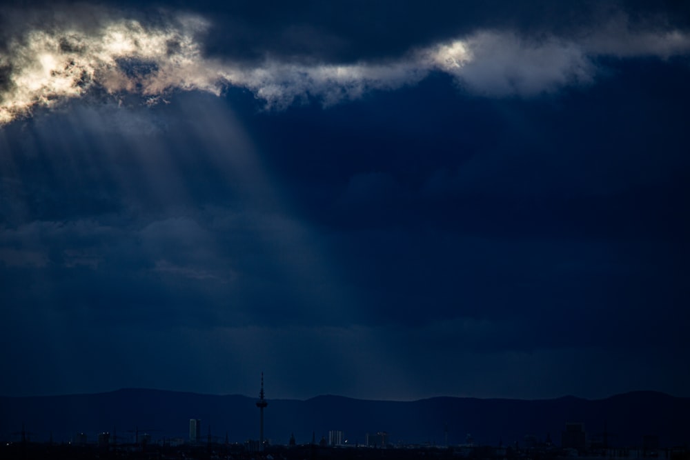 el sol brilla a través de las nubes sobre una ciudad