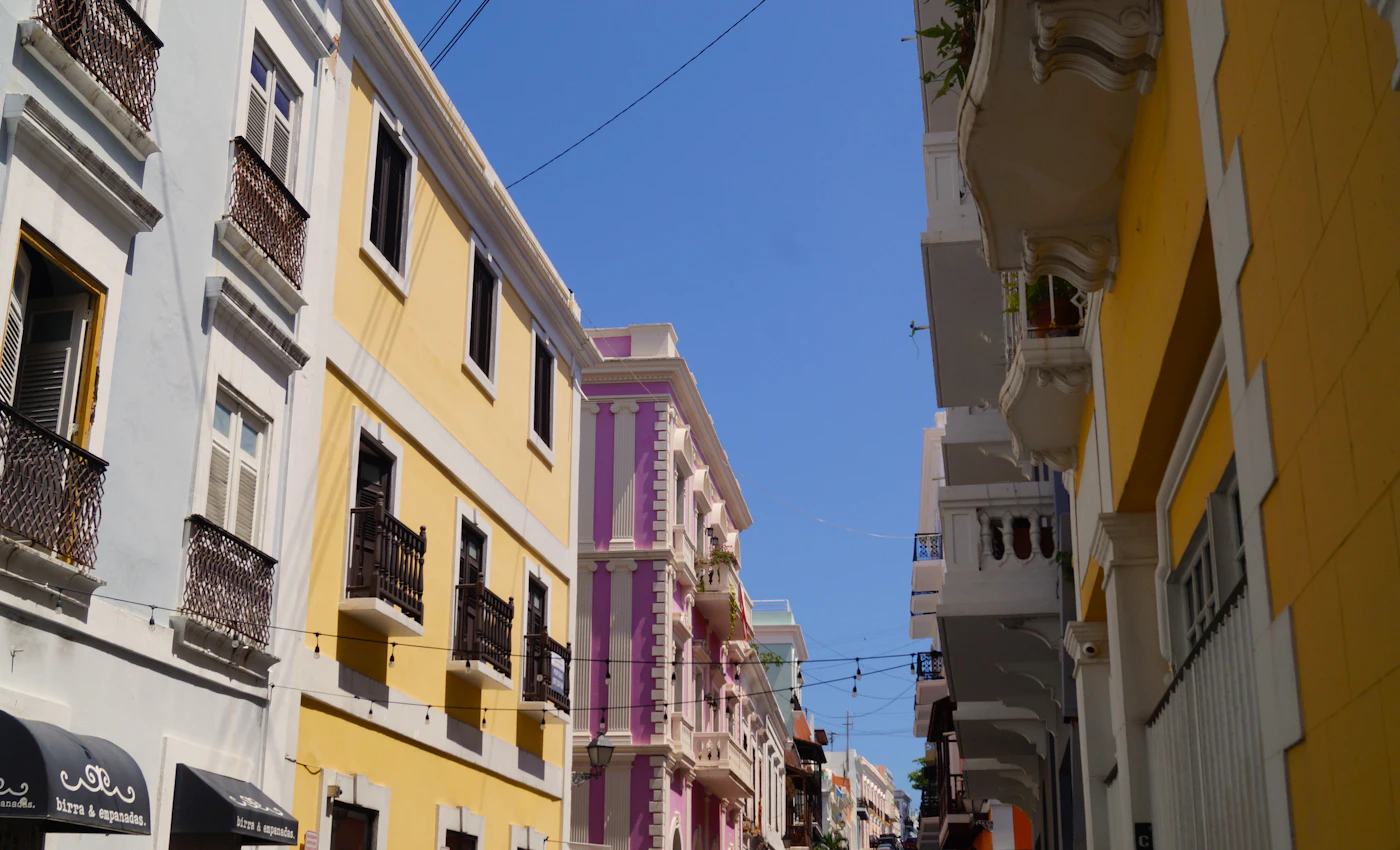 Farbige Kolonialfassaden und Kopfsteinpflaster in Old San Juan