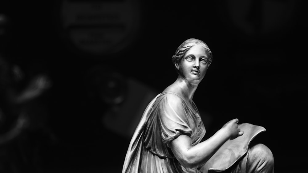 여성의 동상의 흑백 사진