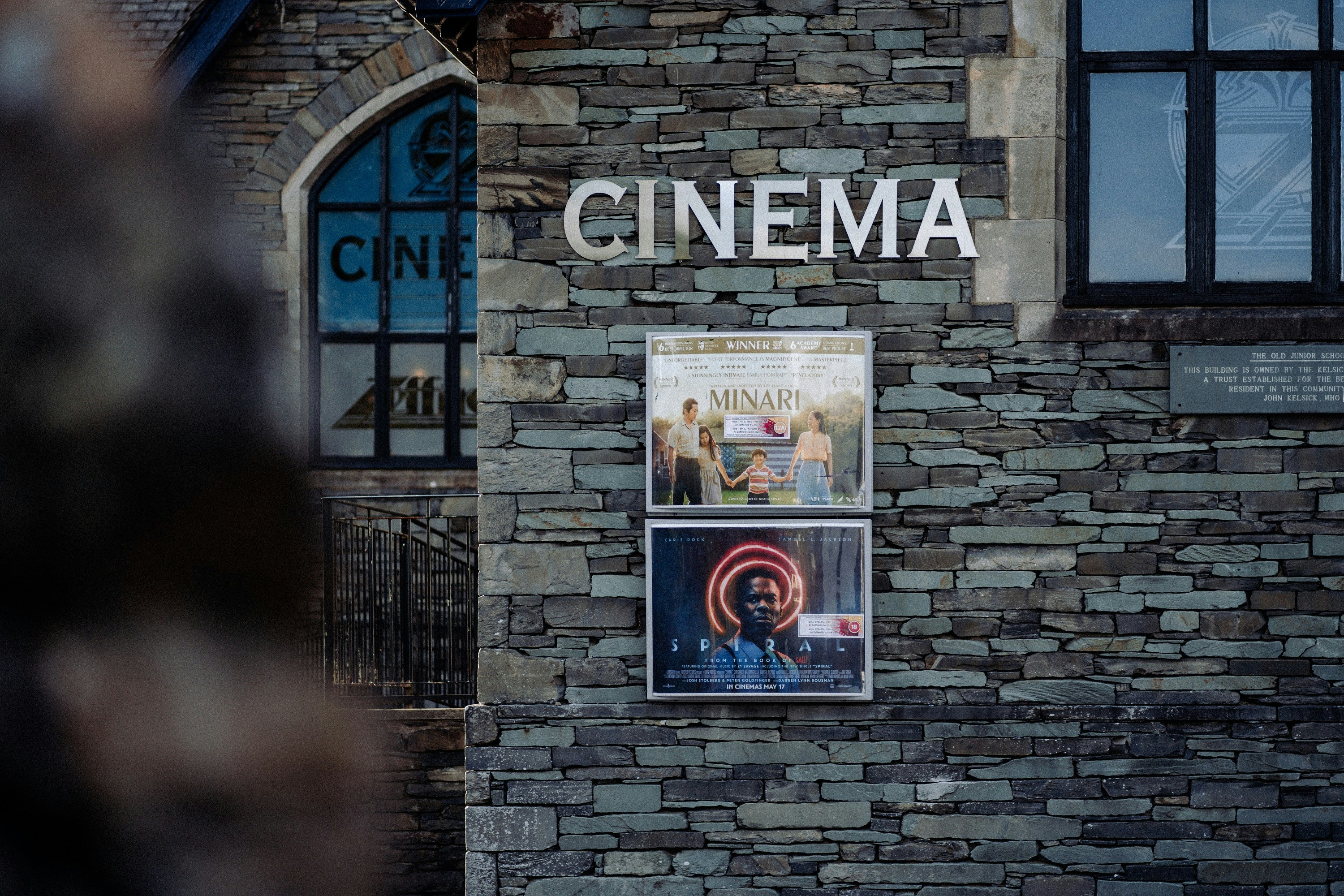 영화 포스터가 붙어있는 벽돌 건물