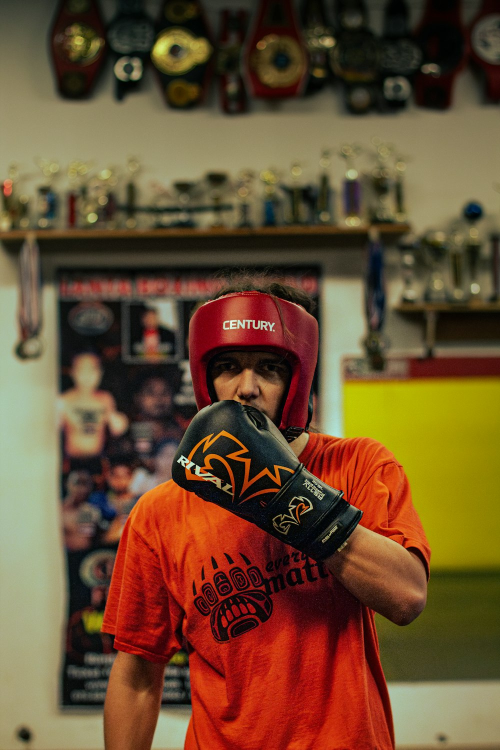 Un homme portant un casque rouge et des gants de boxe