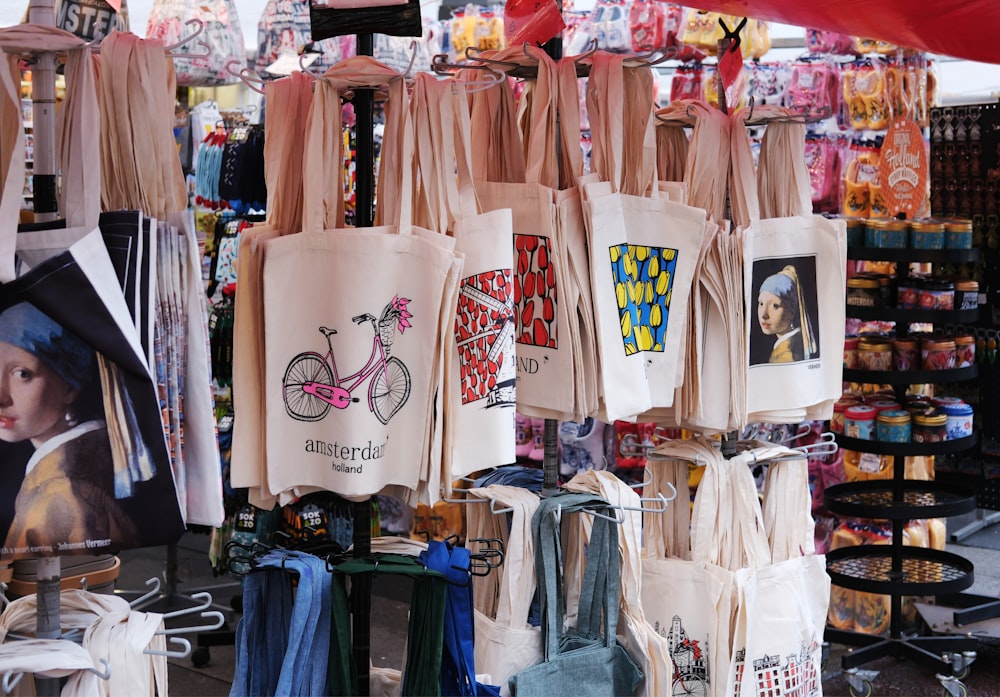 una exhibición de camisetas y otros artículos en una tienda