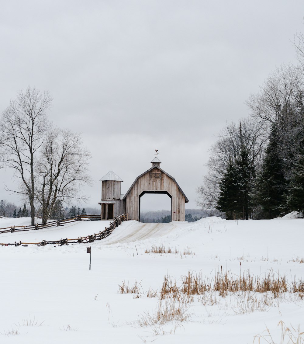 Un granero en medio de un campo nevado