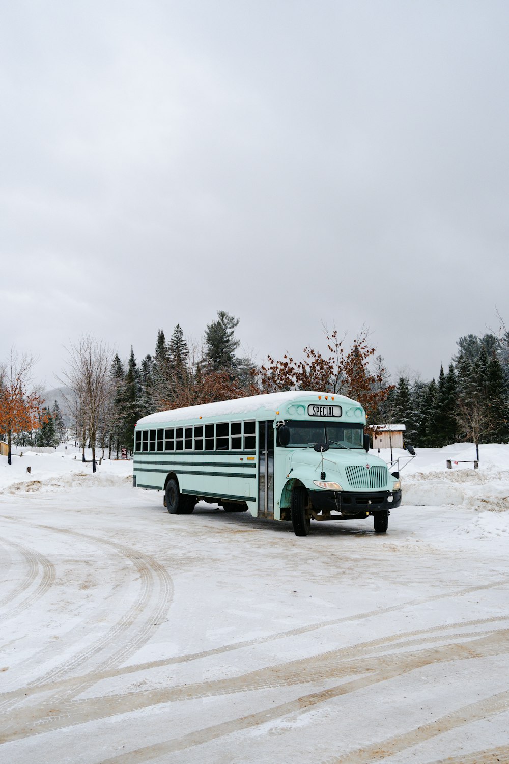 um ônibus escolar estacionado em uma estrada nevada