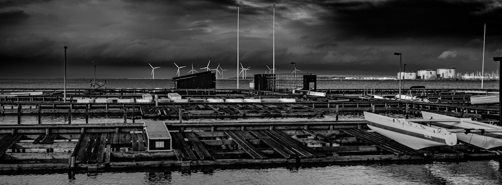 uma foto em preto e branco de um barco em um porto
