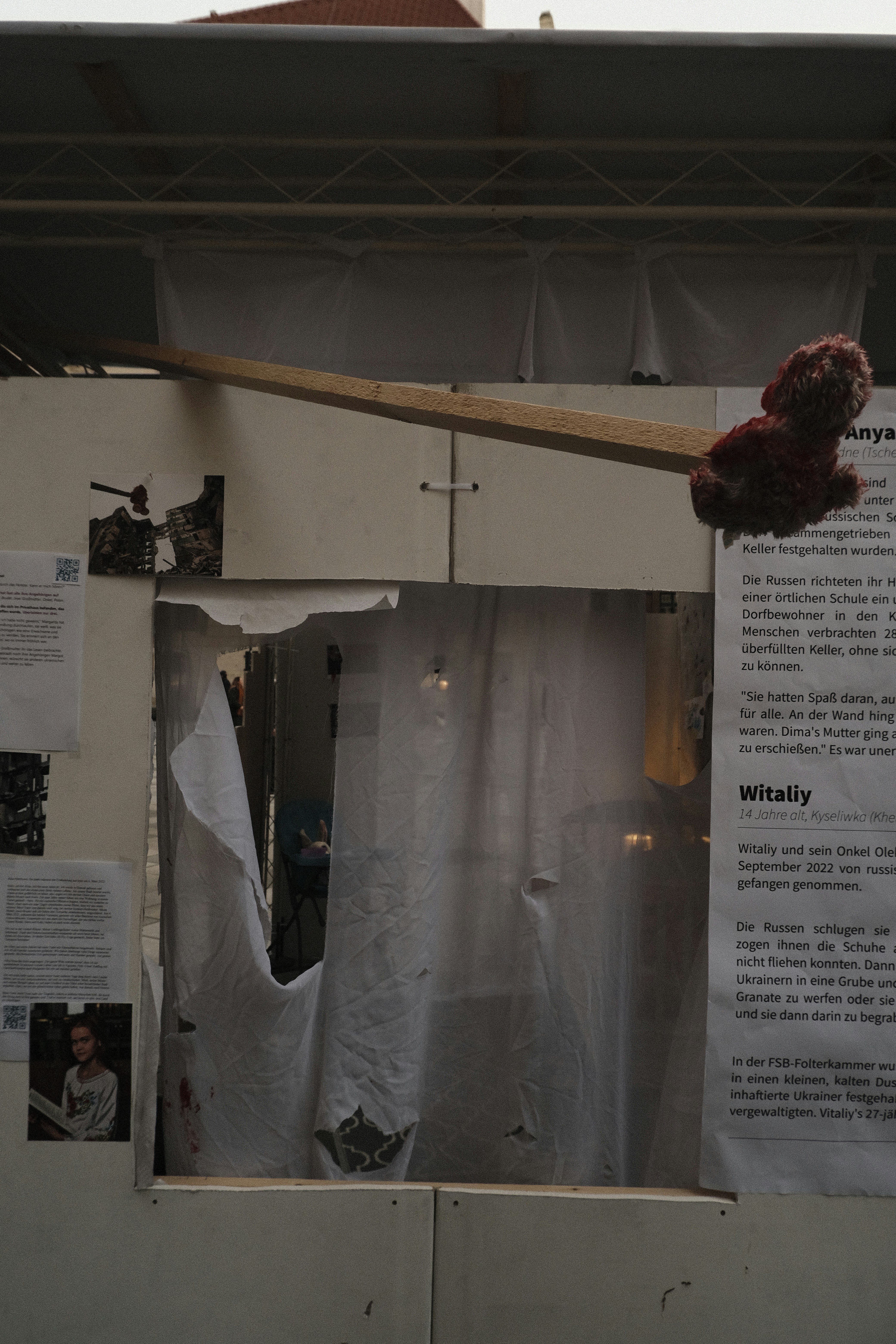 un pedazo de papel pegado con cinta adhesiva al costado de un edificio