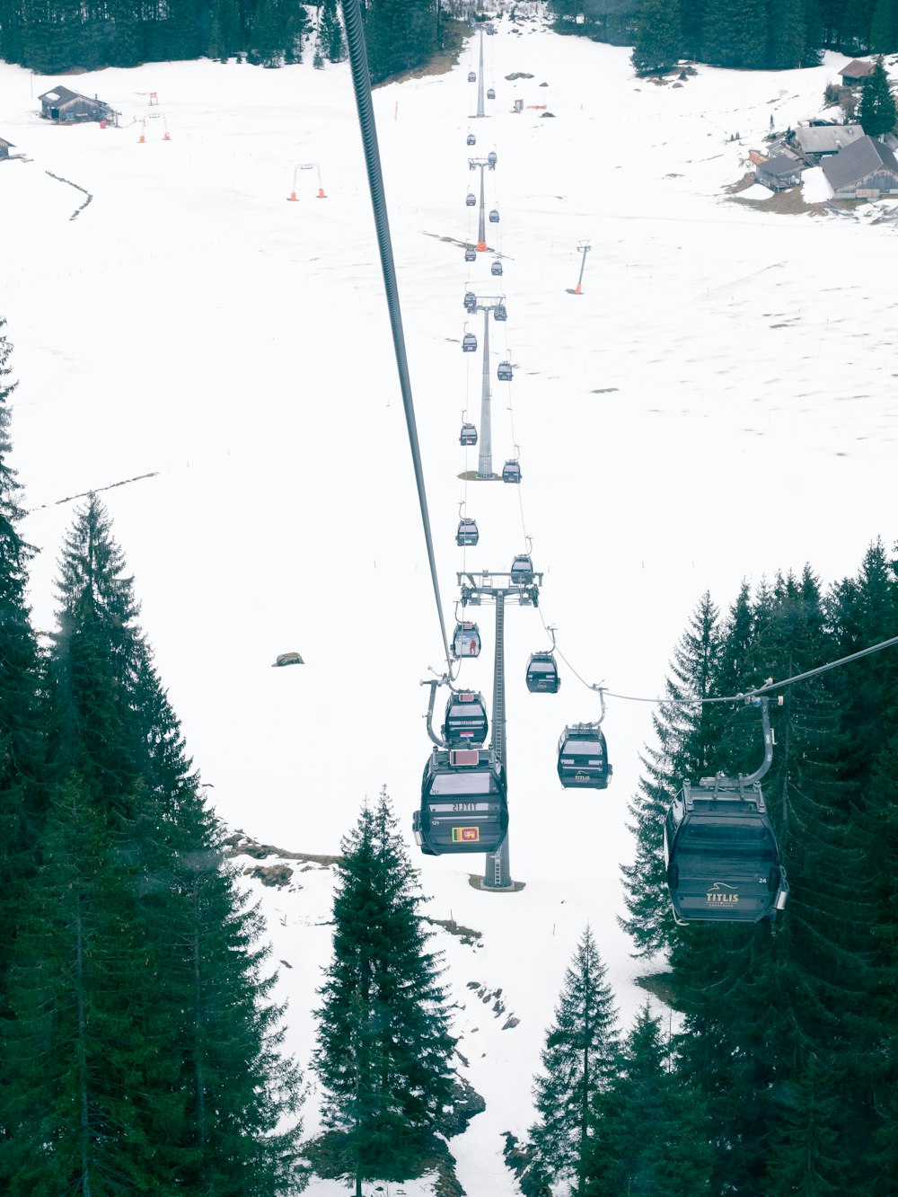 ein Skilift, der einen verschneiten Berg hinauffährt