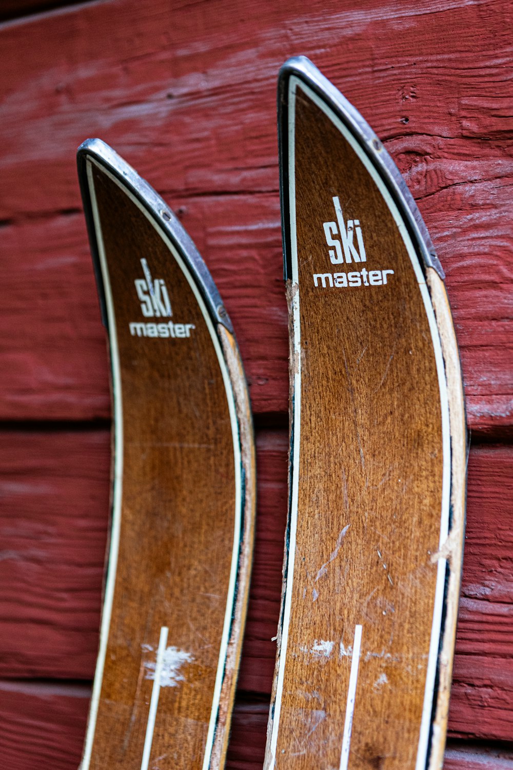 a pair of skis sitting on top of a wooden wall