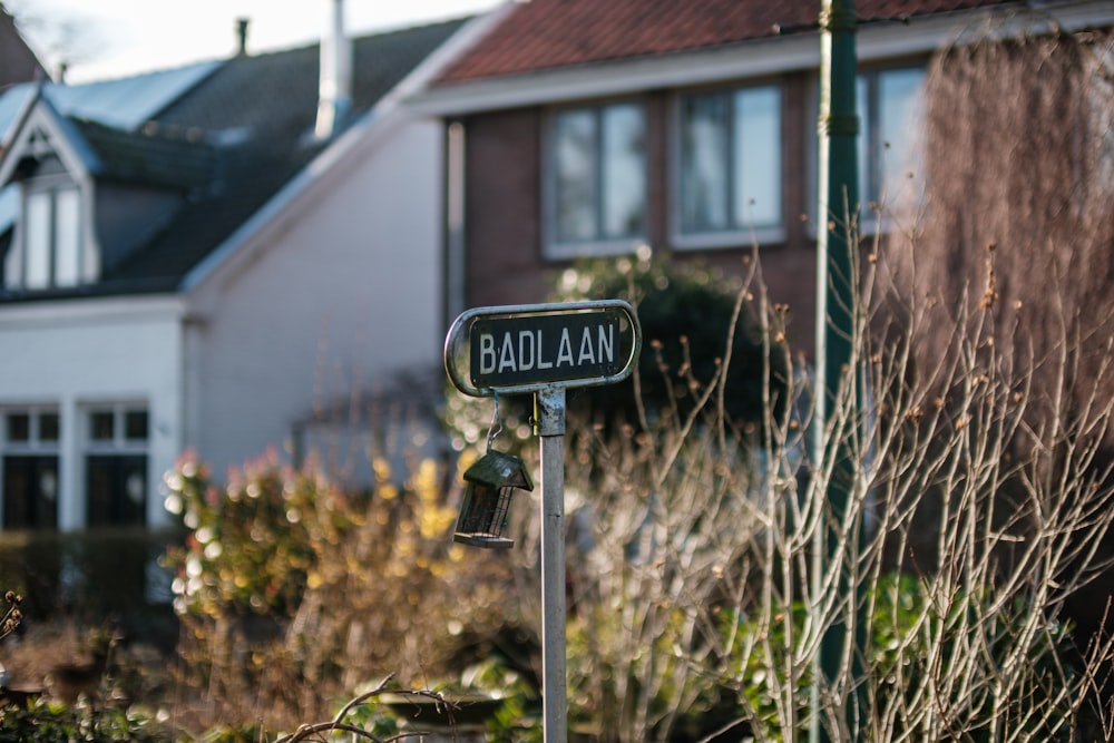 a street sign in front of a row of houses