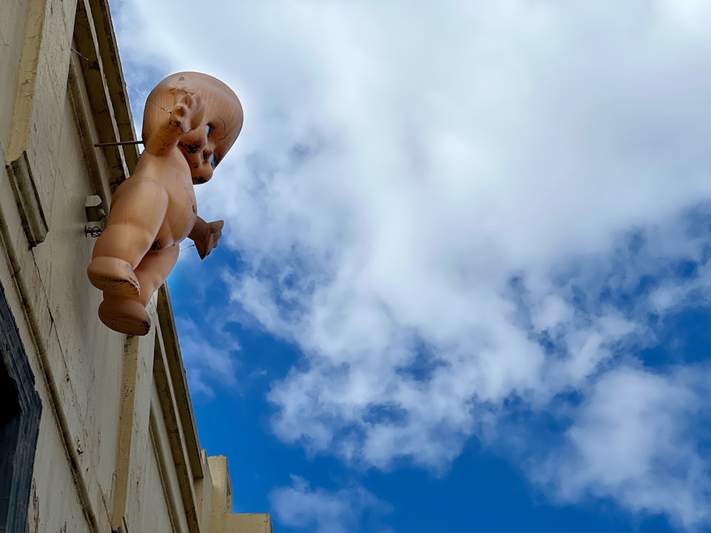 una estatua de un bebé en el costado de un edificio