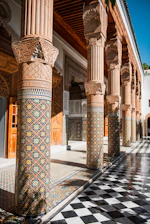 un edificio con suelo ajedrezado y columnas en Marruecos.