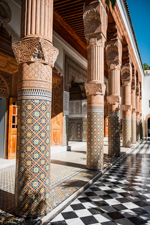 un edificio con suelo ajedrezado y columnas en Marruecos.