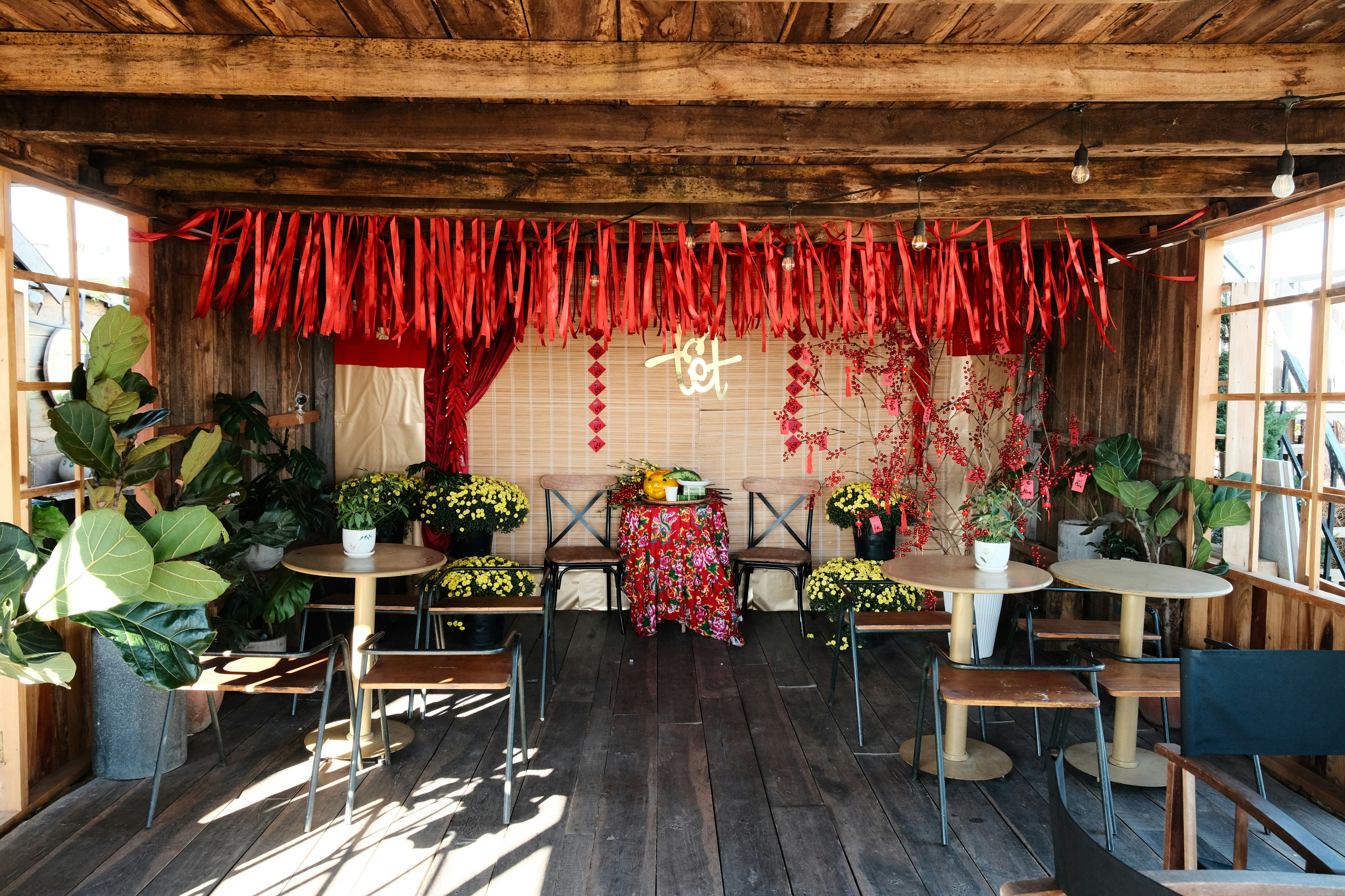 5 Hanging Floral Installation Ideas for Lakehouse Outdoor Tablescape