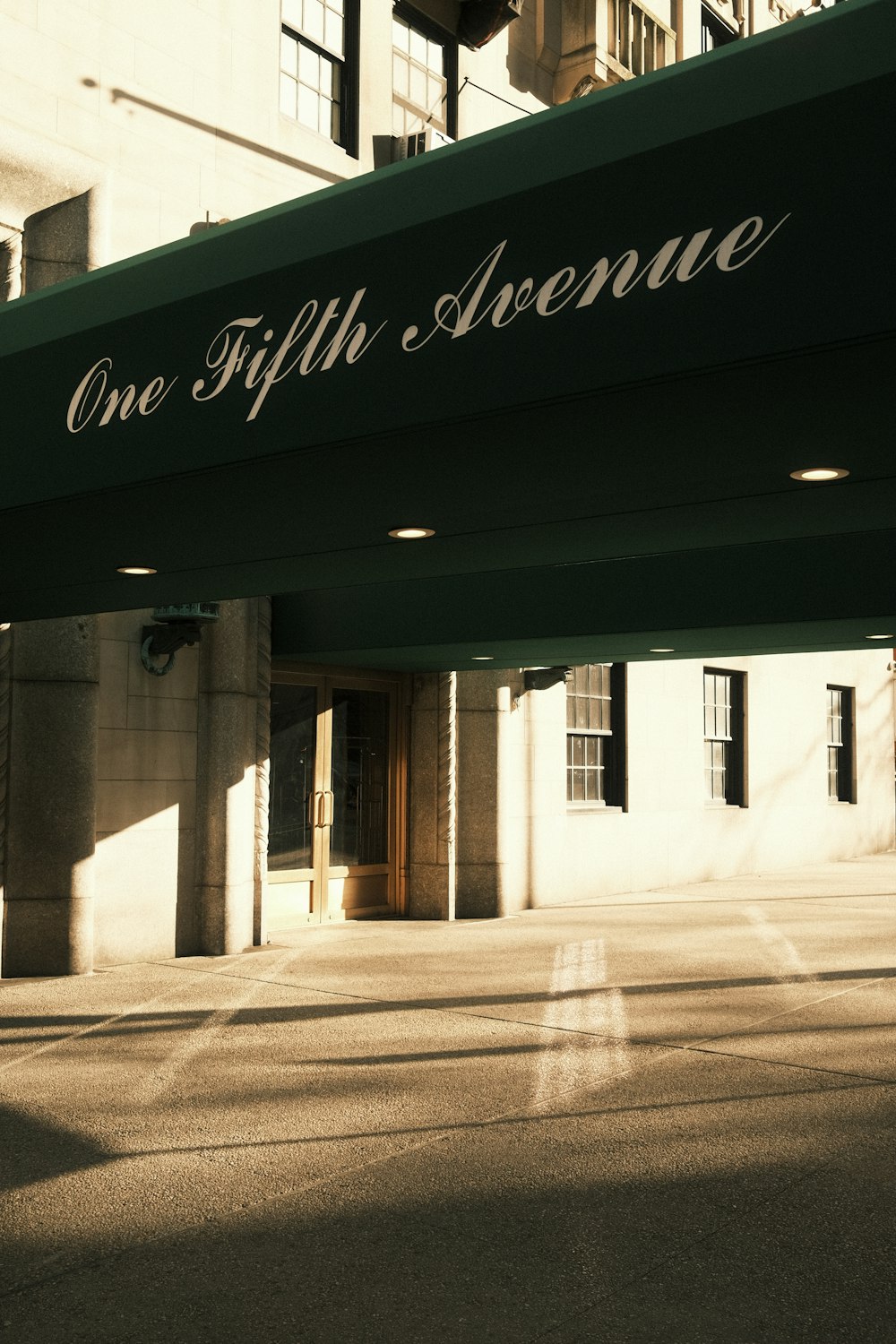 Ein Gebäude mit einem Schild mit der Aufschrift One Fifth Avenue