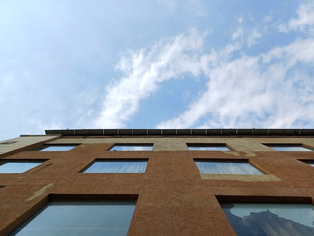 a tall building with lots of windows under a blue sky